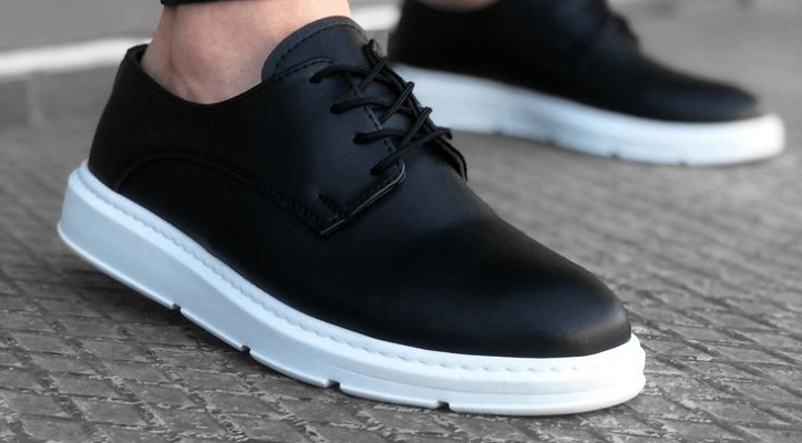 Tren Sepatu Sneaker 2025: Perpaduan Teknologi, Kenyamanan, dan Gaya Futuristik